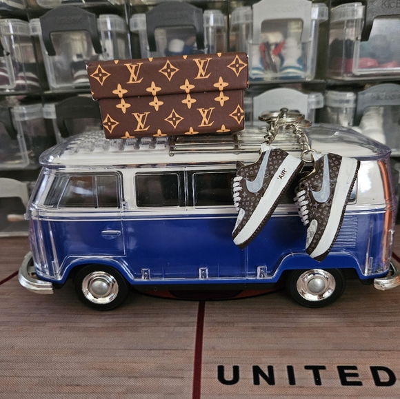 Fashion pair of mini sneakers keychain. - Picture 5 of 6